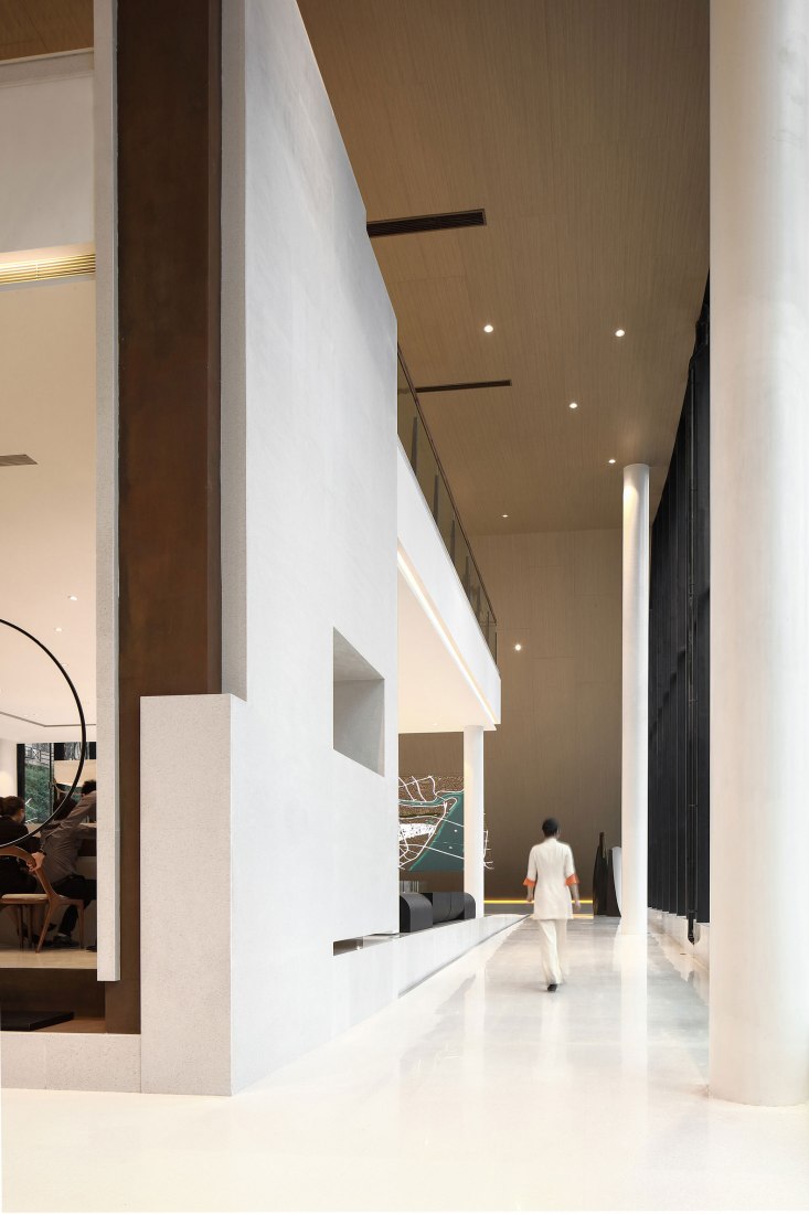 Aisle. SINO-OCEAN. Oriental Worldview Sales Center. Photograph by Yuchen Chao. Copyright by Waterfrom Design 
