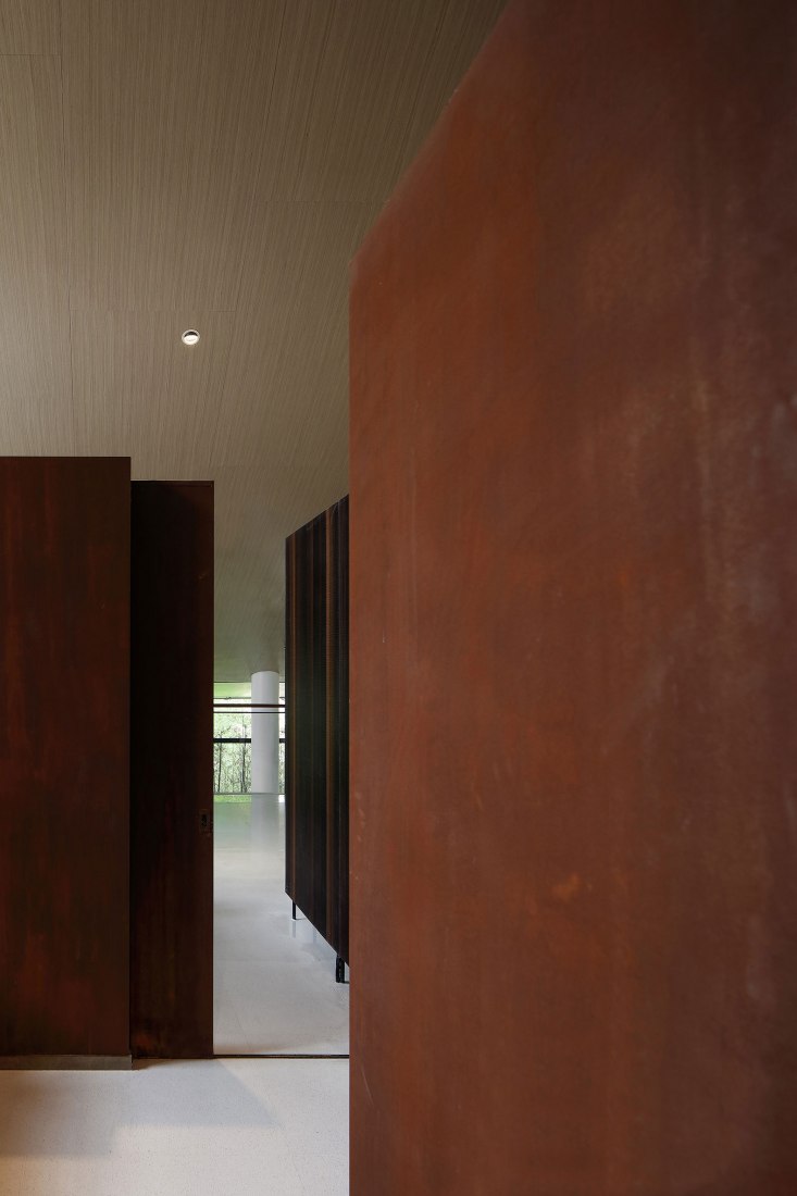Toilet. SINO-OCEAN. Oriental Worldview Sales Center. Photograph by Yuchen Chao. Copyright by Waterfrom Design 