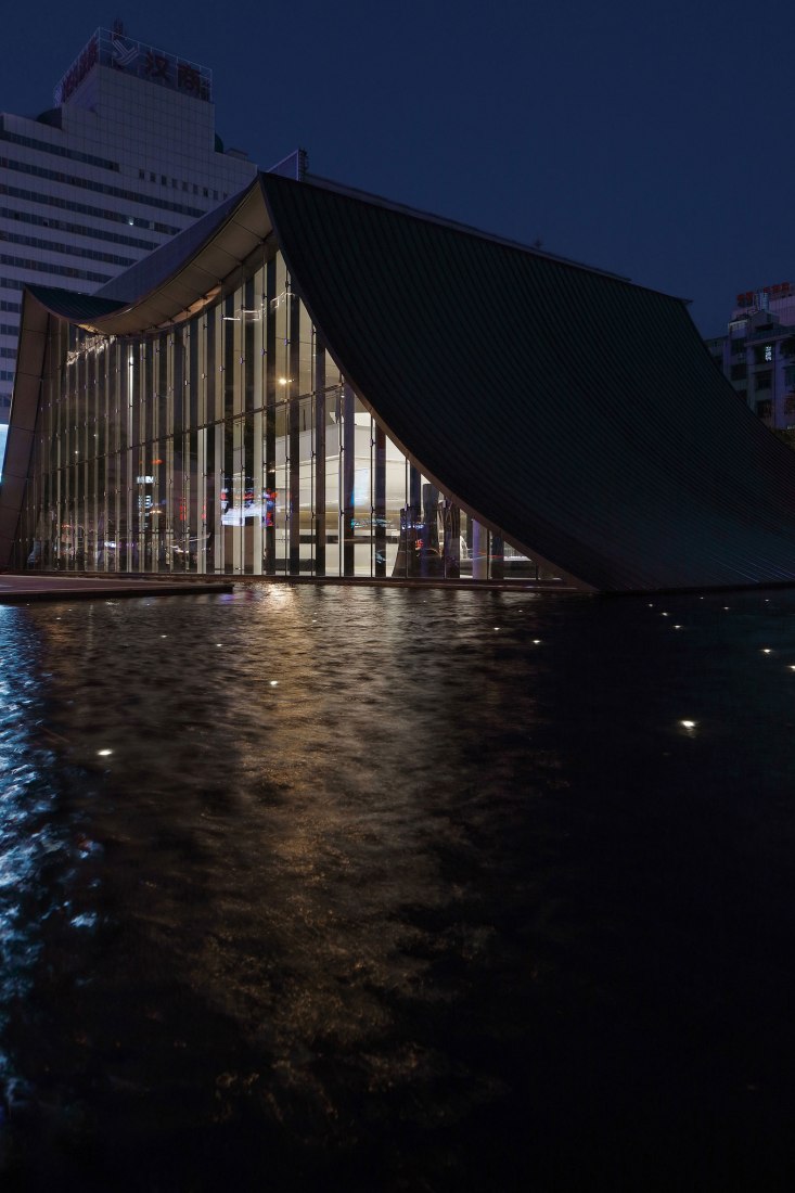 Exterior and water night view. SINO-OCEAN. Oriental Worldview Sales Center. Photograph by Yuchen Chao. Copyright by Waterfrom Design 