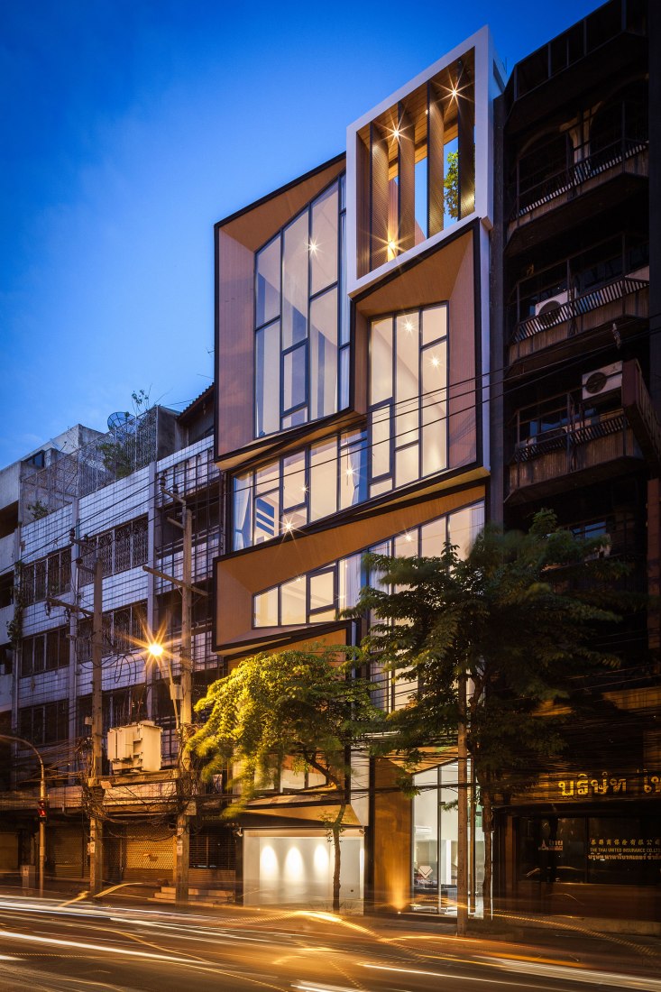 Vista nocturna exterior. Siri House por IDIN Architects. Fotografía © Spaceshift Studio