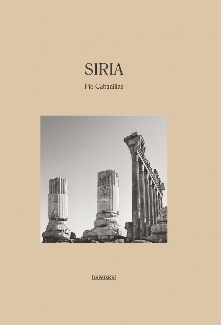 Catálogo, portada. Siria, una exposición de Pío Cabanillas. Imagen cortesía de La Fábrica