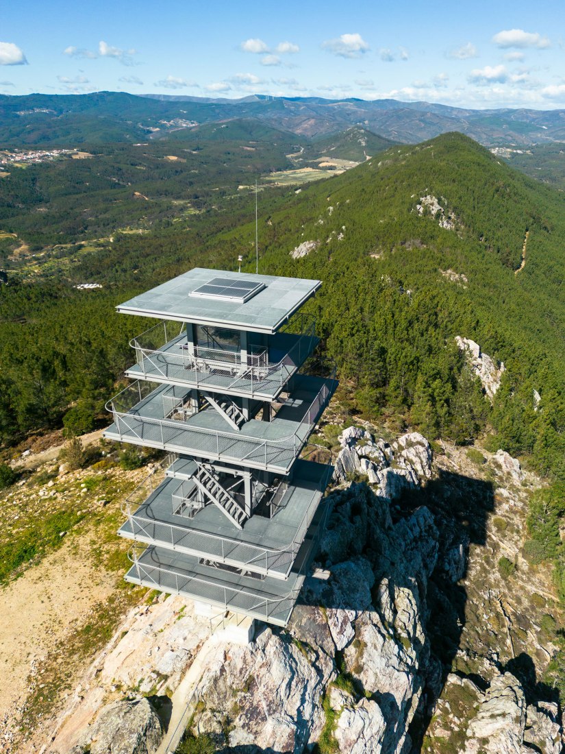 Torre en Proença-a-Nova por Álvaro Liza. Fotografía por João Morgado.