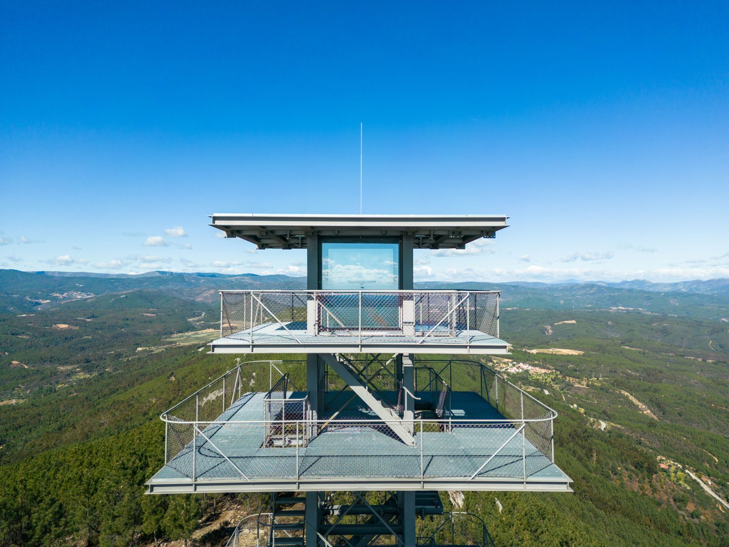 Torre en Proença-a-Nova por Álvaro Liza. Fotografía por João Morgado.