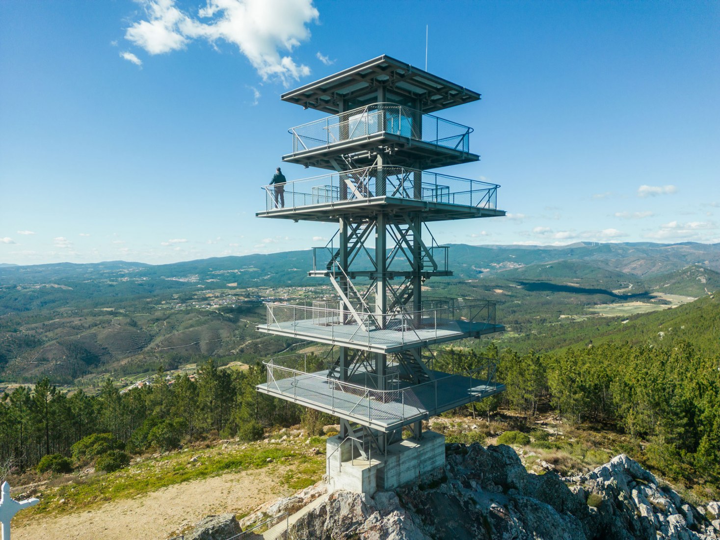 Torre en Proença-a-Nova por Álvaro Liza. Fotografía por João Morgado.