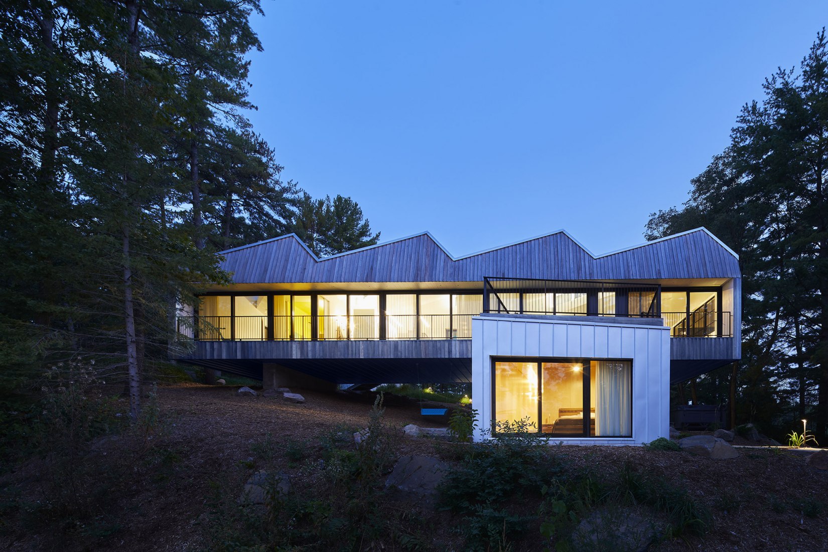Night exterior view. Sky House by Julia Jamrozik and Coryn Kempster. Photography © Doublespace Photography