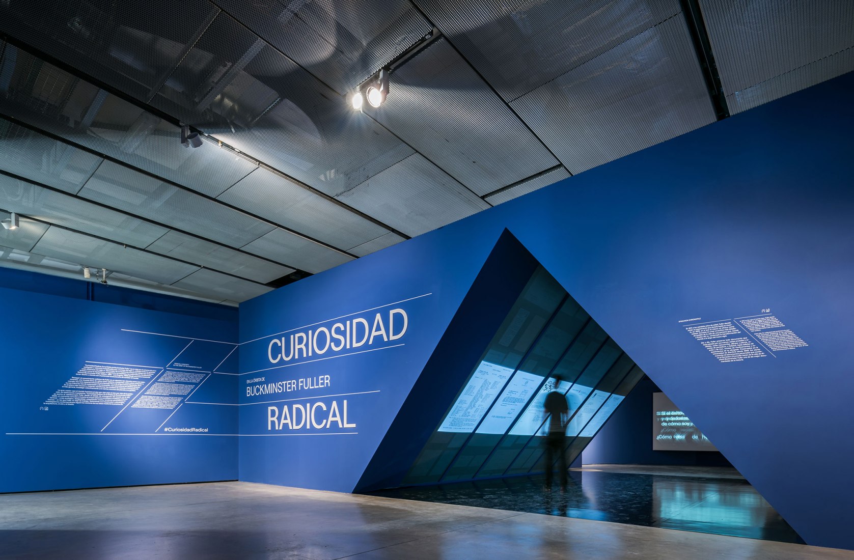 Imagen de sala. Curiosidad Radical. En la órbita de Buckminster Fuller por Smart and Green Design. Fotografía por © Javier de Paz García.