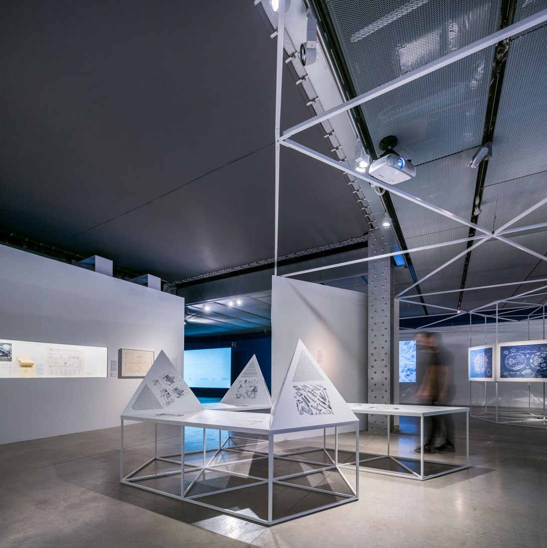 Imagen de sala. Curiosidad Radical. En la órbita de Buckminster Fuller por Smart and Green Design. Fotografía por © Javier de Paz García.