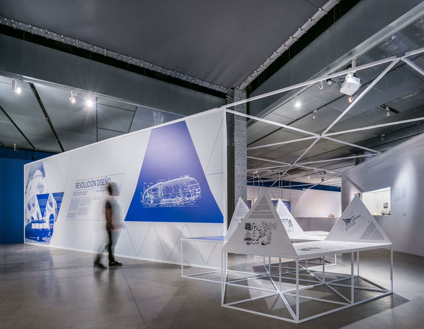 Imagen de sala. Curiosidad Radical. En la órbita de Buckminster Fuller por Smart and Green Design. Fotografía por © Javier de Paz García.