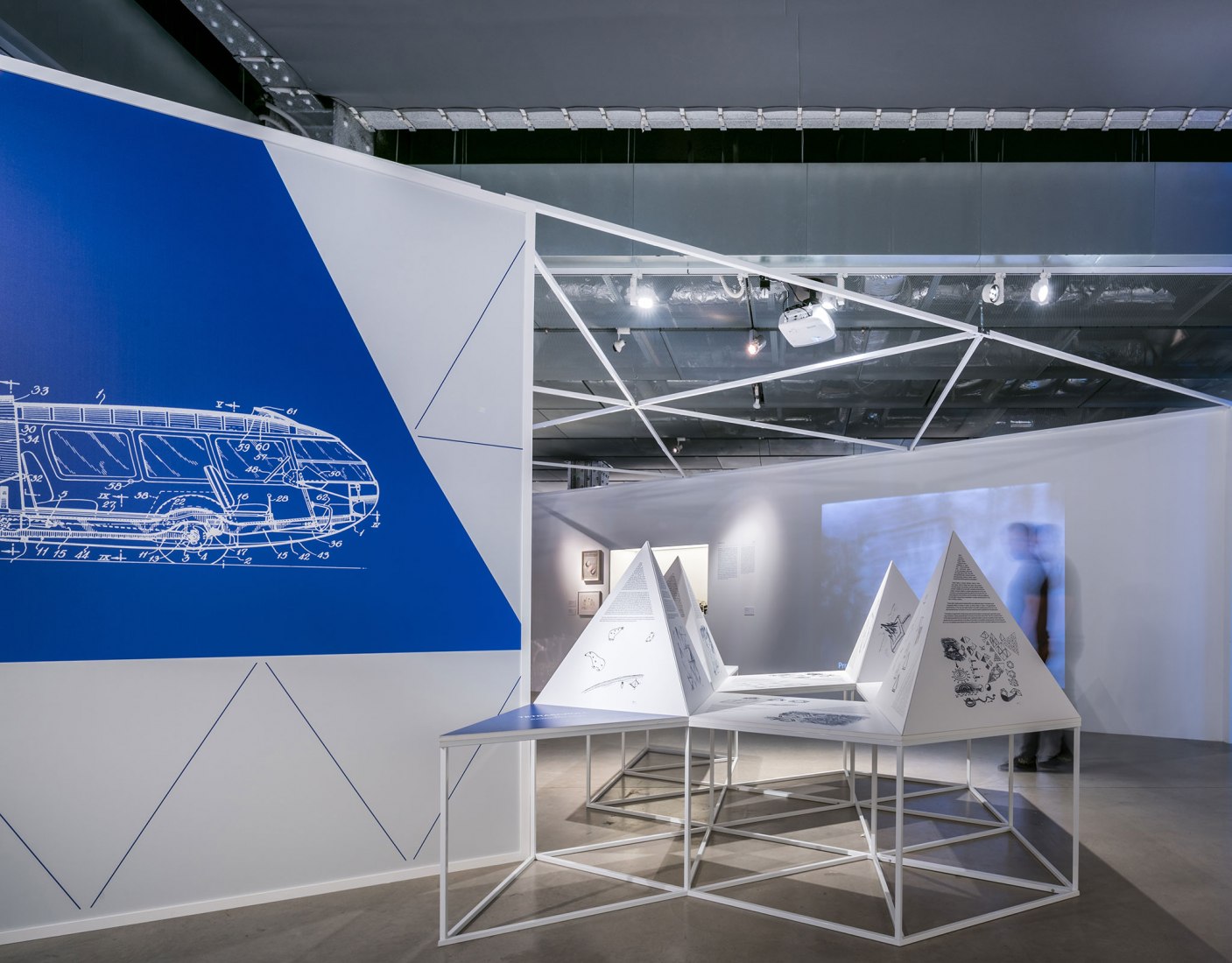Imagen de sala. Curiosidad Radical. En la órbita de Buckminster Fuller por Smart and Green Design. Fotografía por © Javier de Paz García.