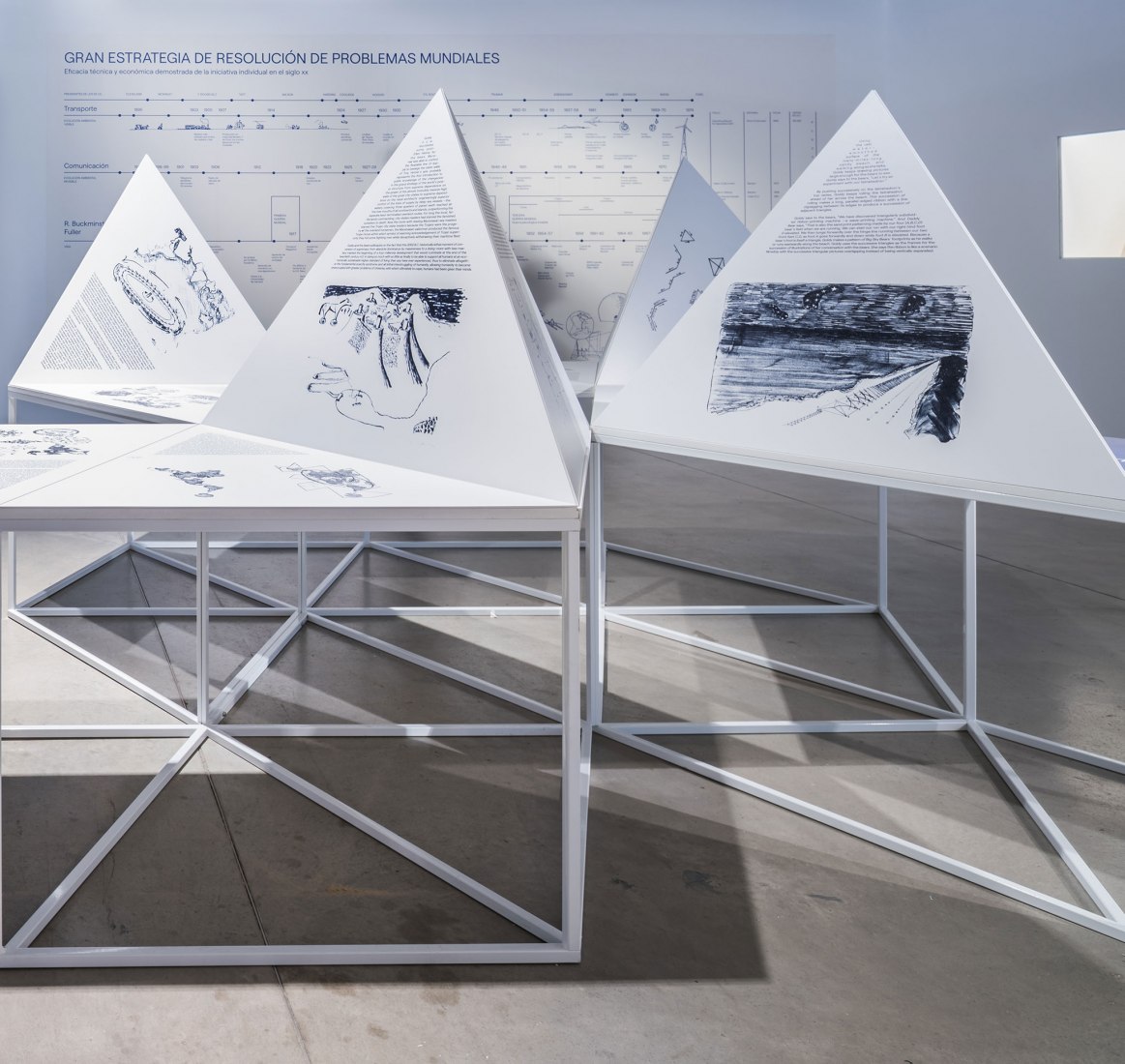 Imagen de sala. Curiosidad Radical. En la órbita de Buckminster Fuller por Smart and Green Design. Fotografía por © Javier de Paz García.