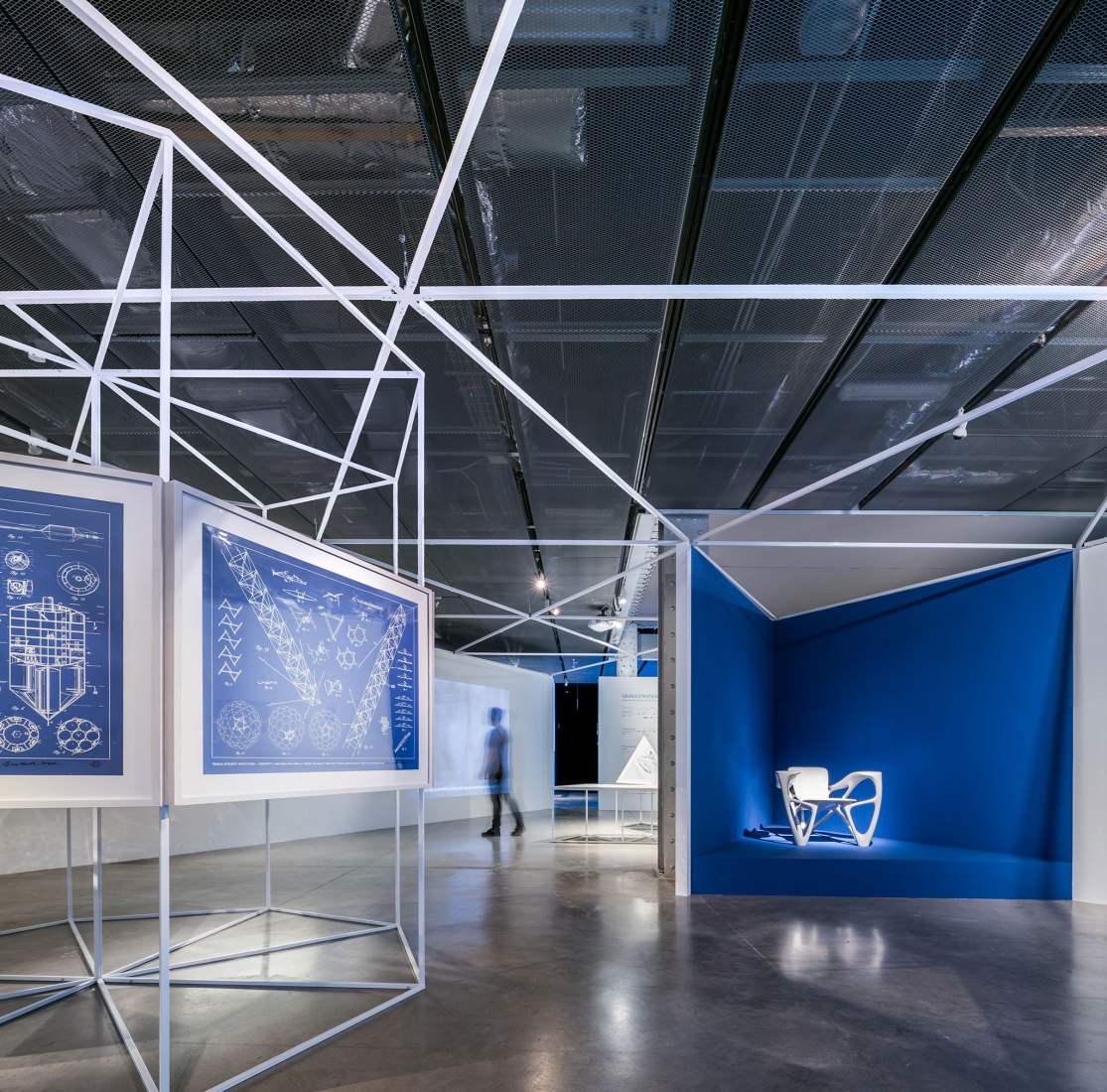 Imagen de sala. Curiosidad Radical. En la órbita de Buckminster Fuller por Smart and Green Design. Fotografía por © Javier de Paz García.