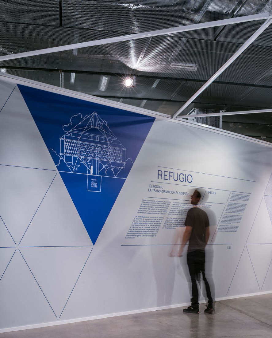 Imagen de sala. Curiosidad Radical. En la órbita de Buckminster Fuller por Smart and Green Design. Fotografía por © Javier de Paz García.