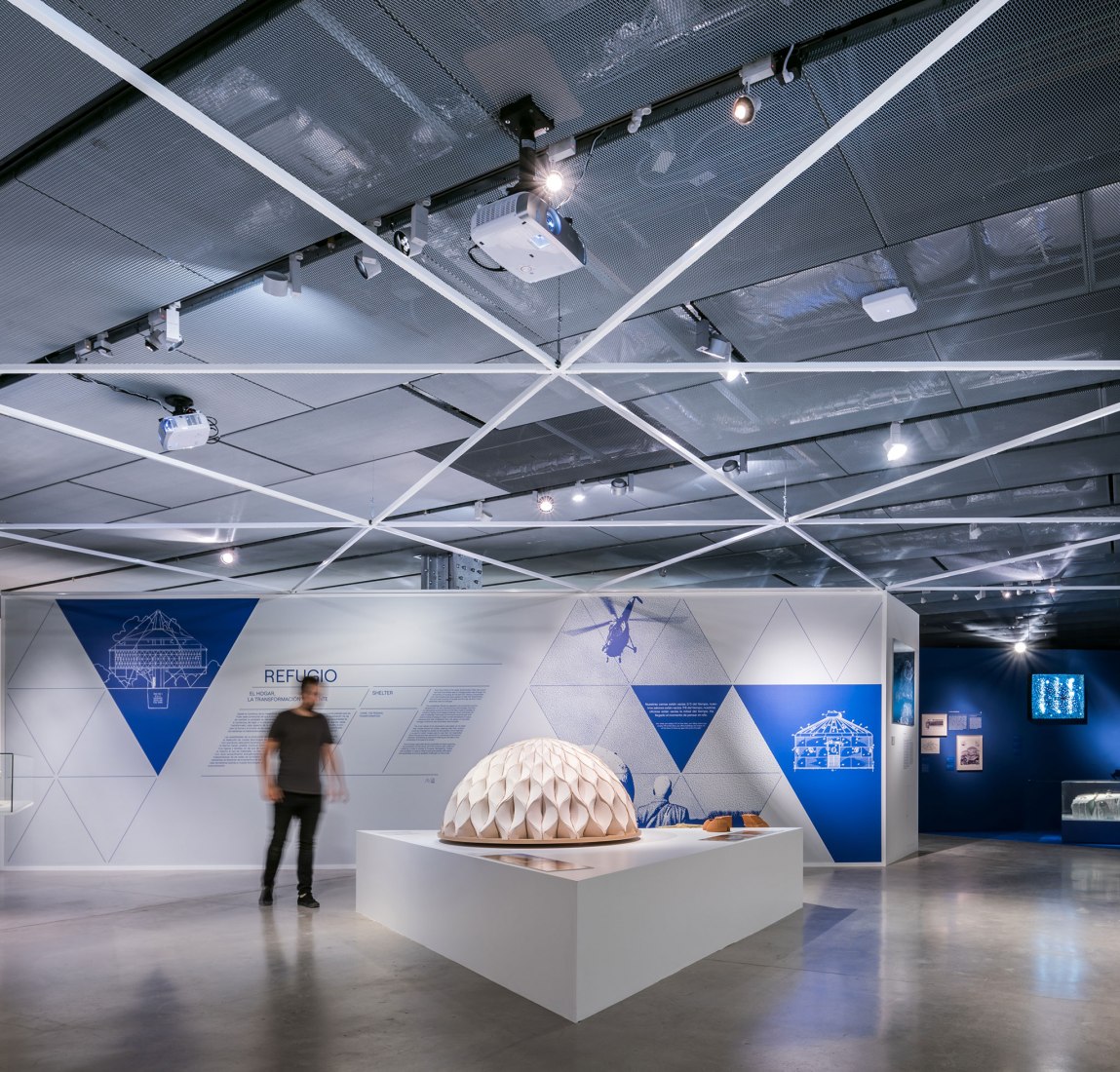 Imagen de sala. Curiosidad Radical. En la órbita de Buckminster Fuller por Smart and Green Design. Fotografía por © Javier de Paz García.