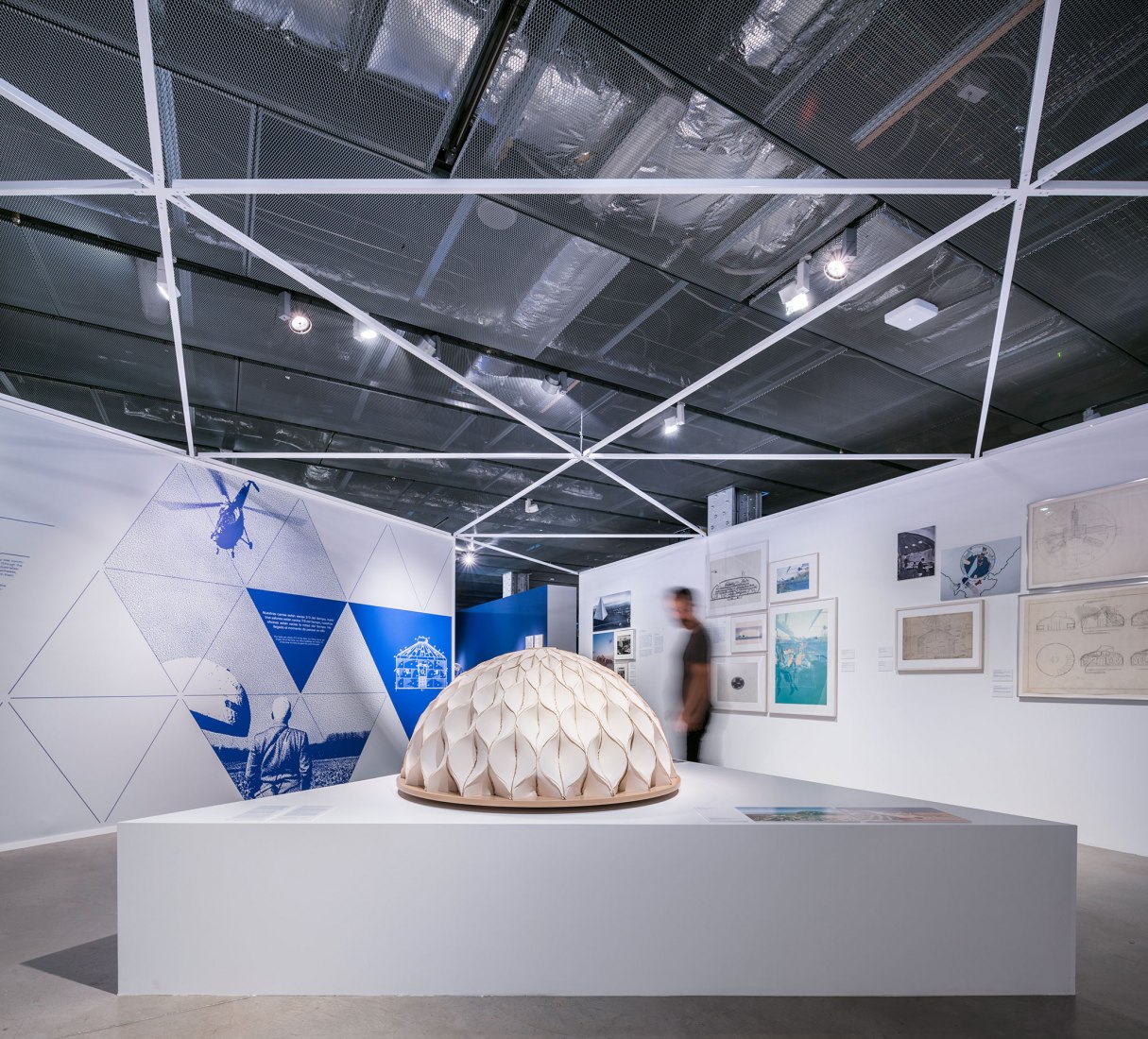 Imagen de sala. Curiosidad Radical. En la órbita de Buckminster Fuller por Smart and Green Design. Fotografía por © Javier de Paz García.