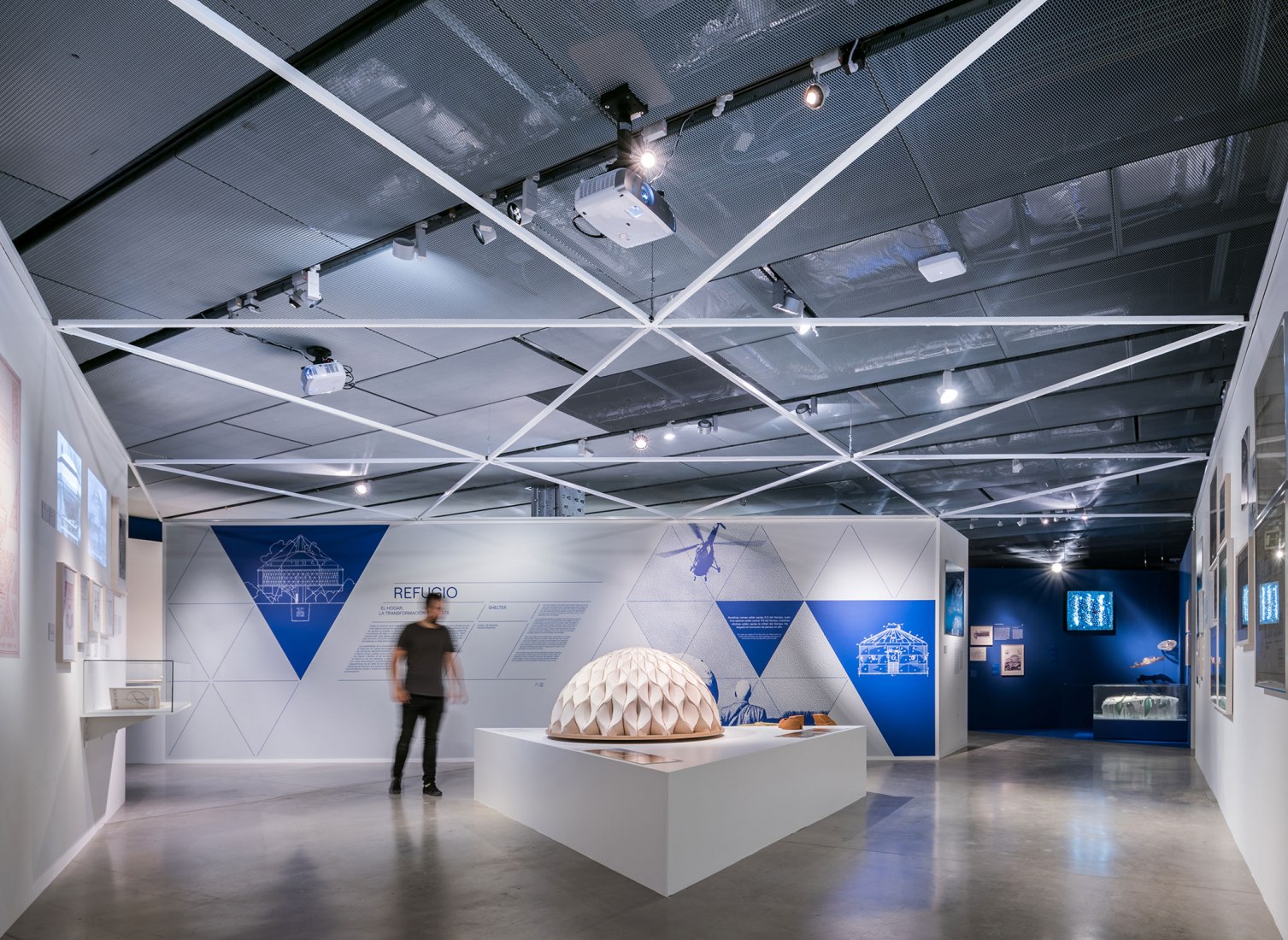 Imagen de sala. Curiosidad Radical. En la órbita de Buckminster Fuller por Smart and Green Design. Fotografía por © Javier de Paz García.