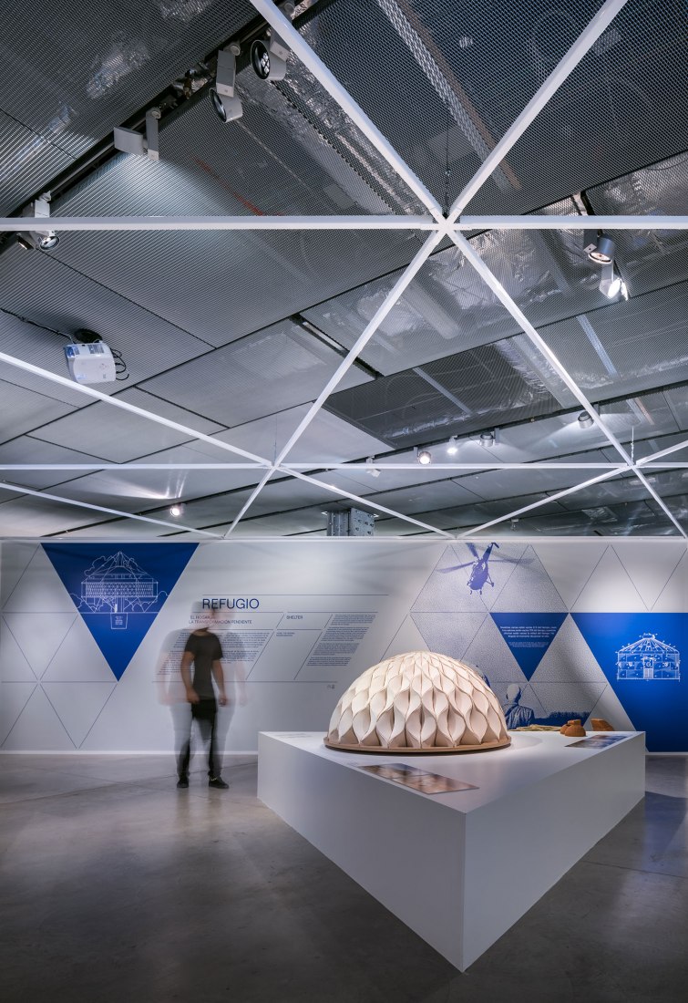 Imagen de sala. Curiosidad Radical. En la órbita de Buckminster Fuller por Smart and Green Design. Fotografía por © Javier de Paz García.