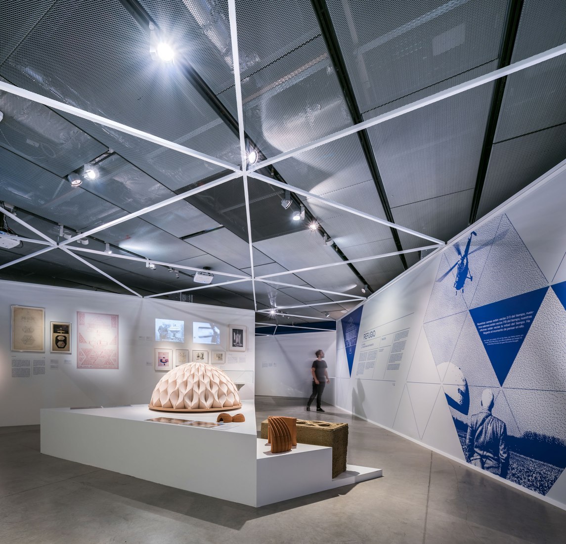 Imagen de sala. Curiosidad Radical. En la órbita de Buckminster Fuller por Smart and Green Design. Fotografía por © Javier de Paz García.