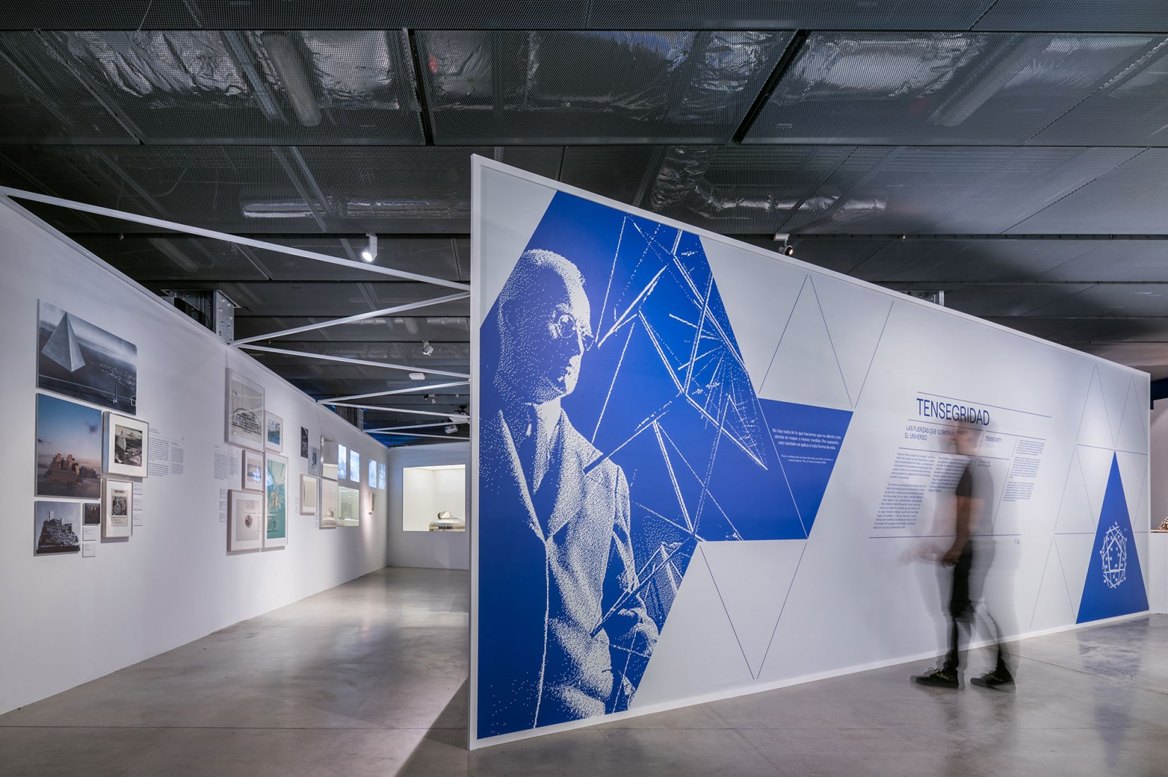 Imagen de sala. Curiosidad Radical. En la órbita de Buckminster Fuller por Smart and Green Design. Fotografía por © Javier de Paz García.