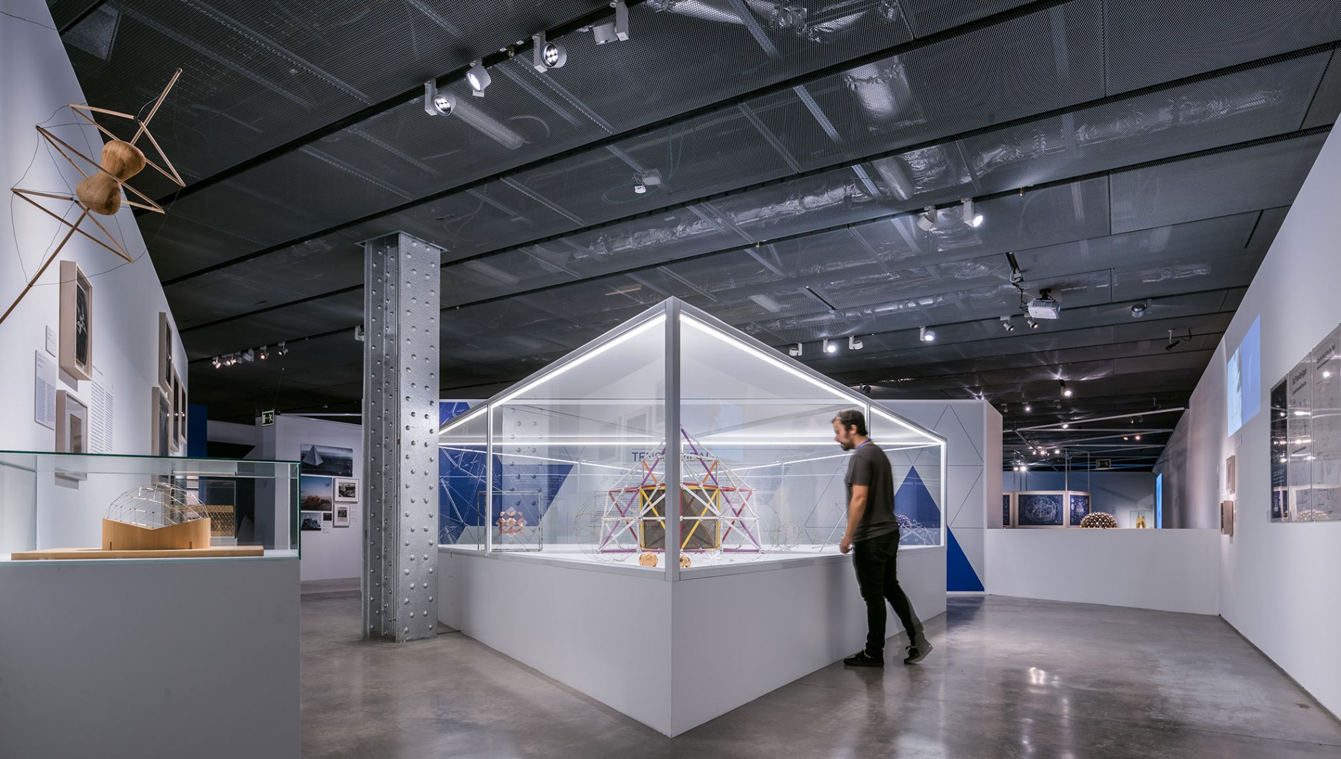 Imagen de sala. Curiosidad Radical. En la órbita de Buckminster Fuller por Smart and Green Design. Fotografía por © Javier de Paz García.
