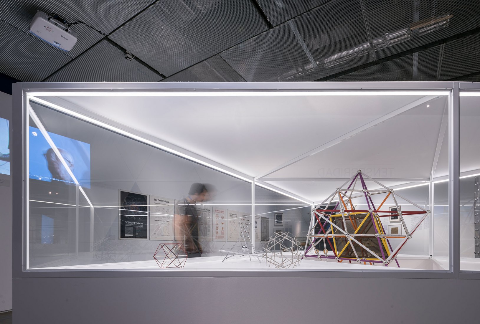 Imagen de sala. Curiosidad Radical. En la órbita de Buckminster Fuller por Smart and Green Design. Fotografía por © Javier de Paz García.