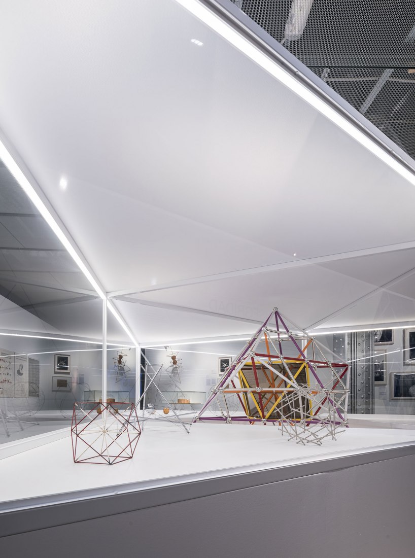Imagen de sala. Curiosidad Radical. En la órbita de Buckminster Fuller por Smart and Green Design. Fotografía por © Javier de Paz García.