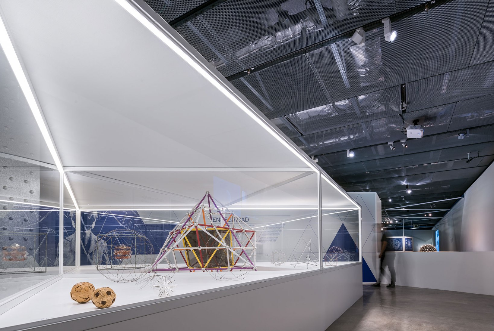 Imagen de sala. Curiosidad Radical. En la órbita de Buckminster Fuller por Smart and Green Design. Fotografía por © Javier de Paz García.