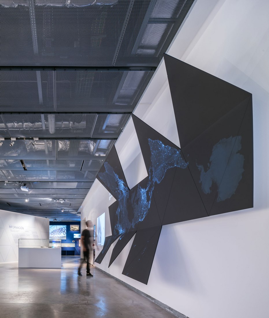 Imagen de sala. Curiosidad Radical. En la órbita de Buckminster Fuller por Smart and Green Design. Fotografía por © Javier de Paz García.