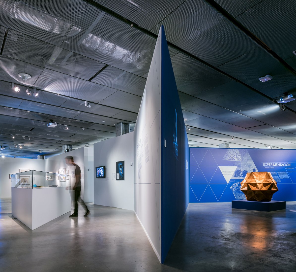 Imagen de sala. Curiosidad Radical. En la órbita de Buckminster Fuller por Smart and Green Design. Fotografía por © Javier de Paz García.