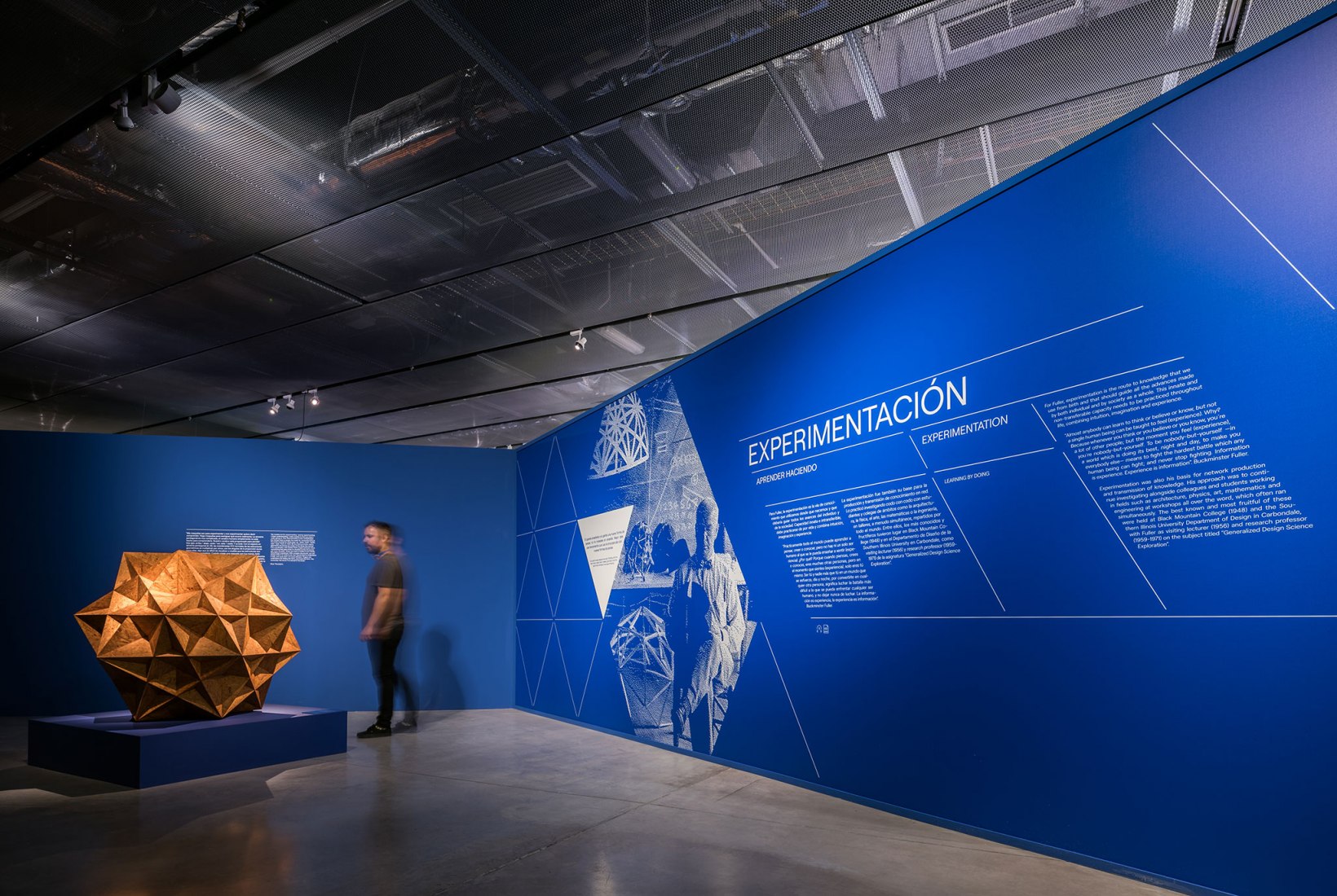 Imagen de sala. Curiosidad Radical. En la órbita de Buckminster Fuller por Smart and Green Design. Fotografía por © Javier de Paz García.