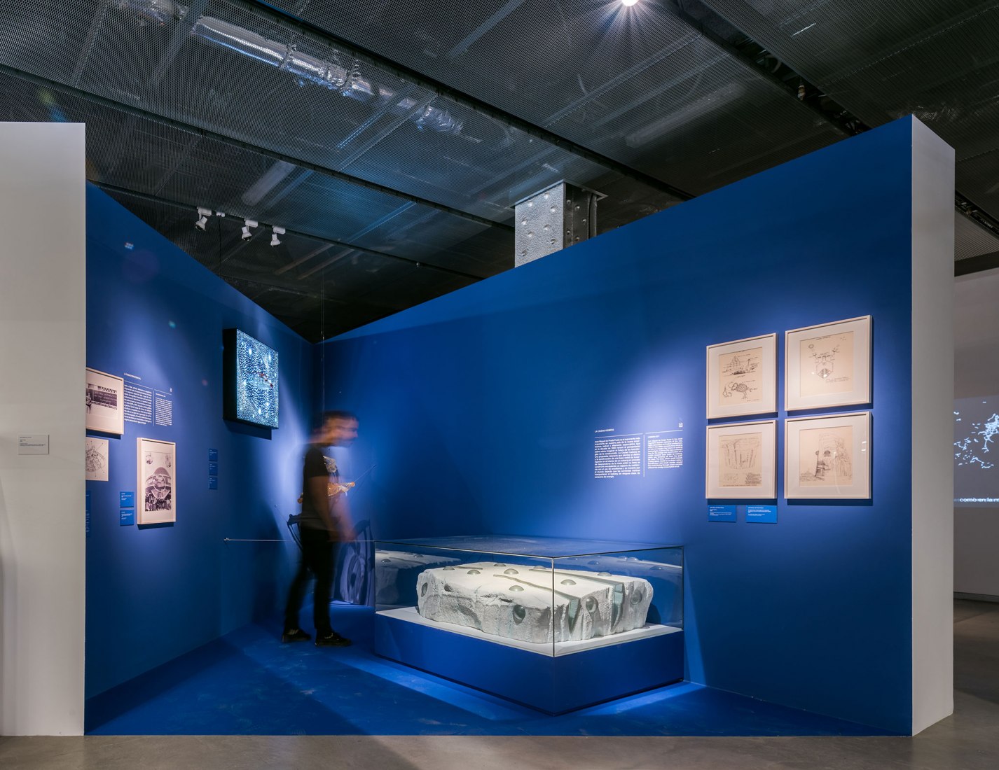 Imagen de sala. Curiosidad Radical. En la órbita de Buckminster Fuller por Smart and Green Design. Fotografía por © Javier de Paz García.