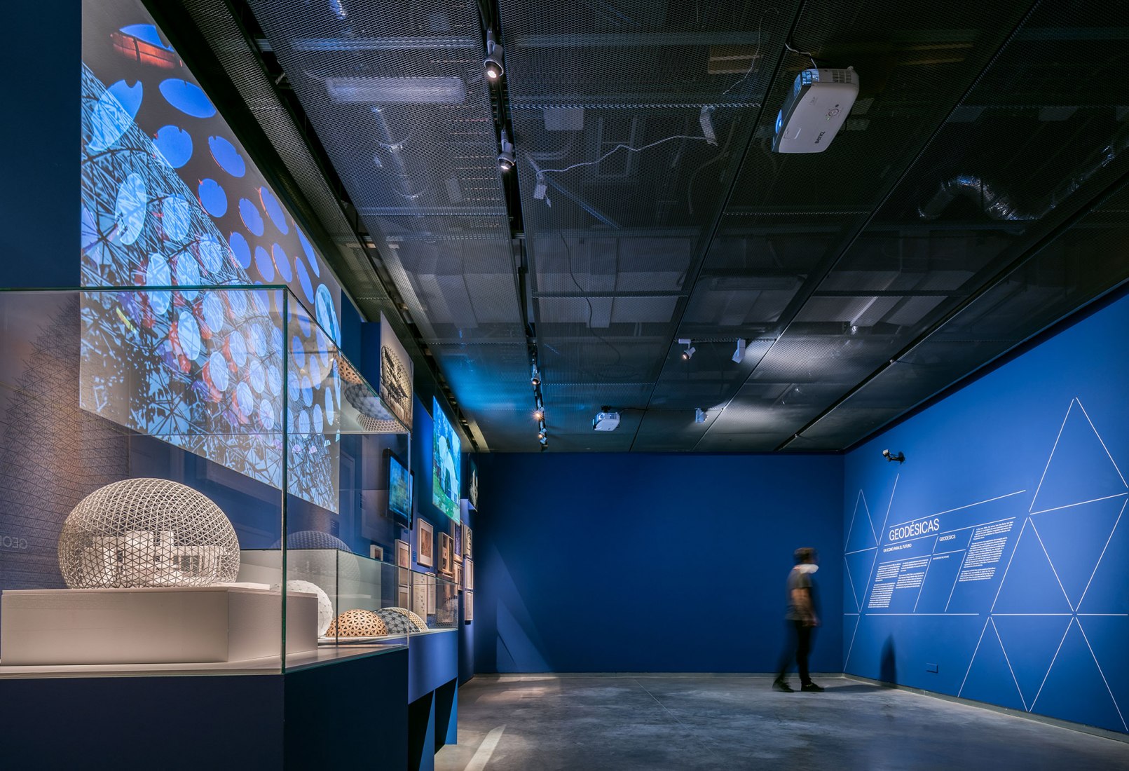 Imagen de sala. Curiosidad Radical. En la órbita de Buckminster Fuller por Smart and Green Design. Fotografía por © Javier de Paz García.