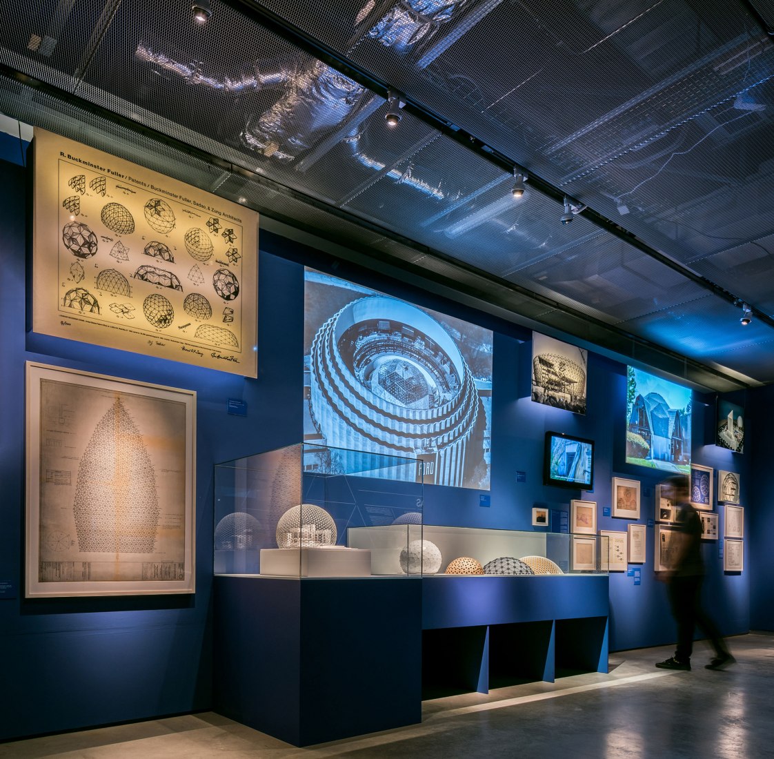 Imagen de sala. Curiosidad Radical. En la órbita de Buckminster Fuller por Smart and Green Design. Fotografía por © Javier de Paz García.