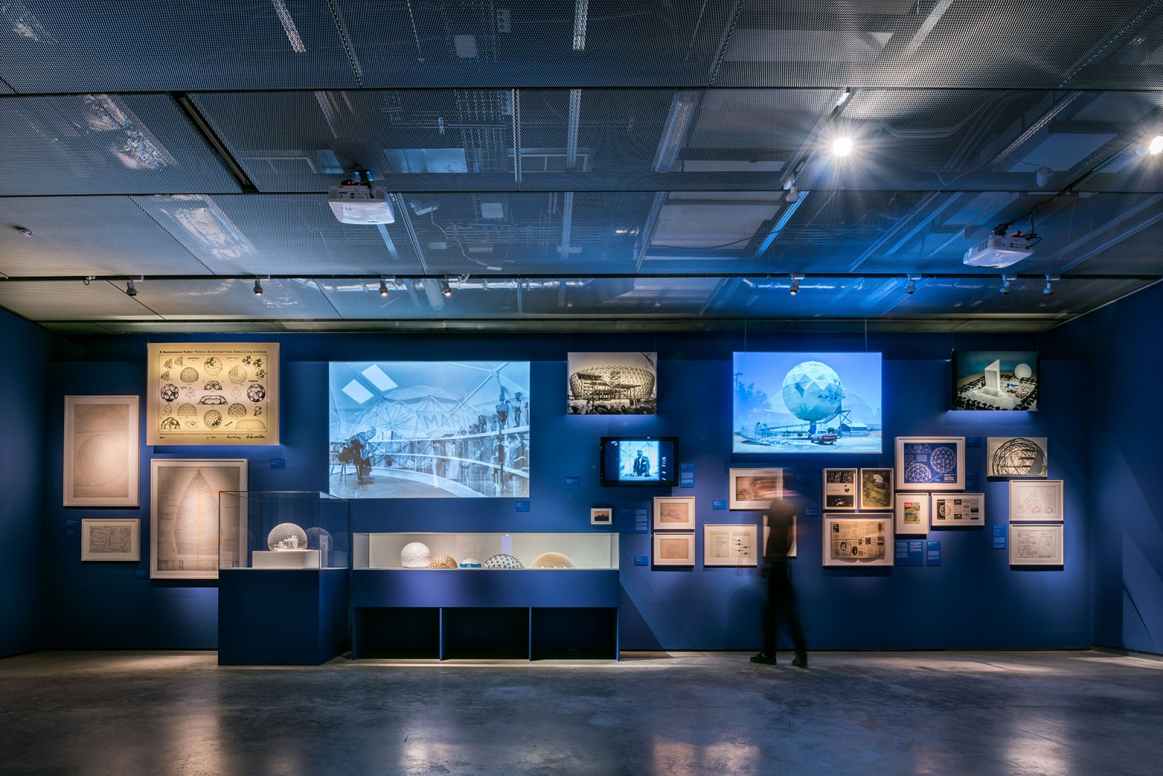 Imagen de sala. Curiosidad Radical. En la órbita de Buckminster Fuller por Smart and Green Design. Fotografía por © Javier de Paz García.