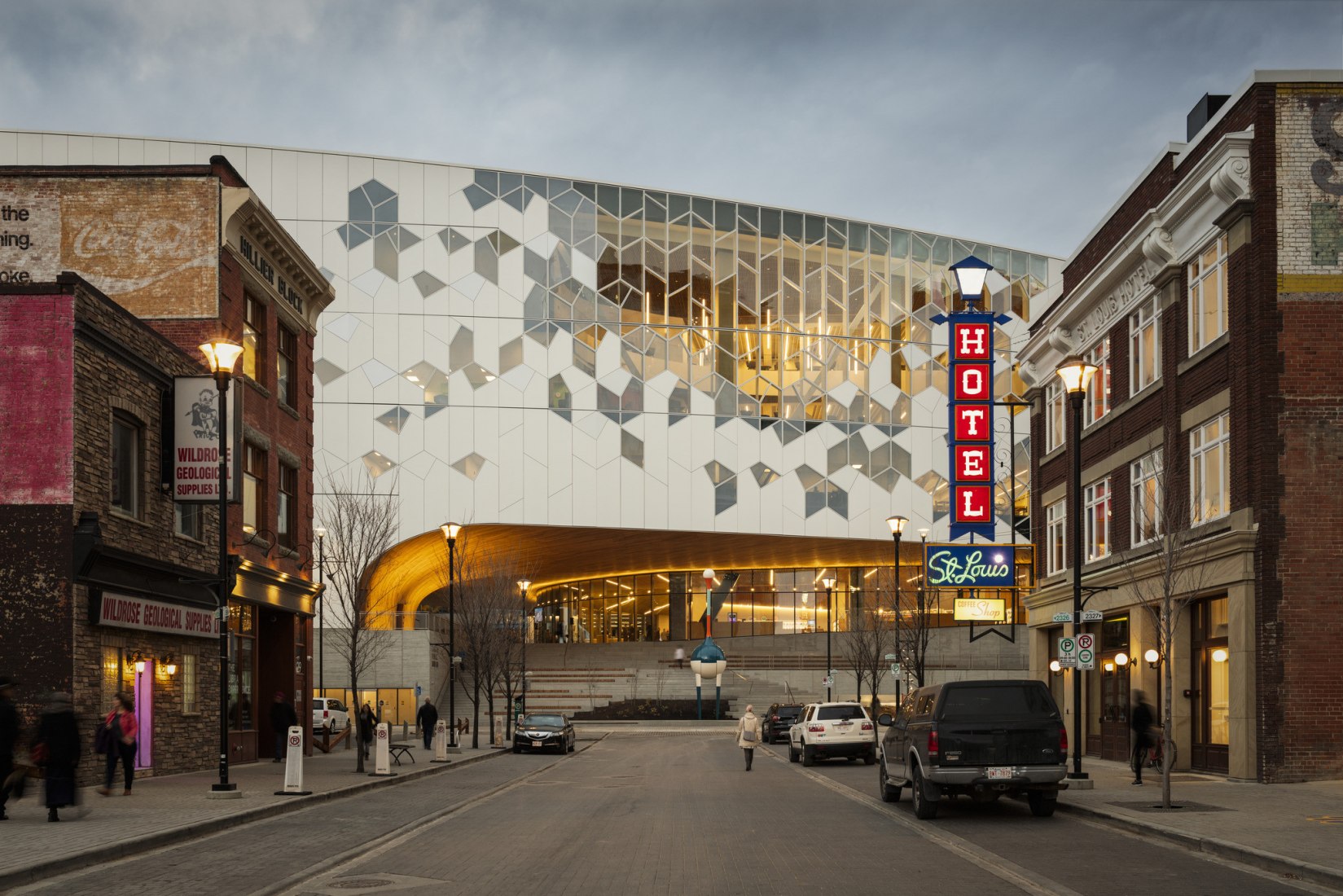 Nueva Biblioteca Central de Calgary de Snøhetta + DIALOG. Fotografía por Michael Grimm