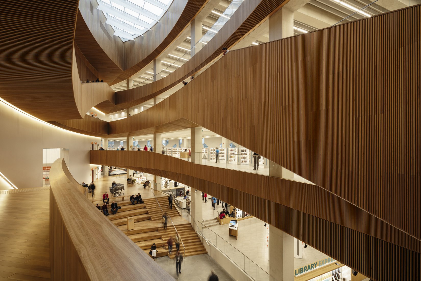 Nueva Biblioteca Central de Calgary de Snøhetta + DIALOG. Fotografía por Michael Grimm