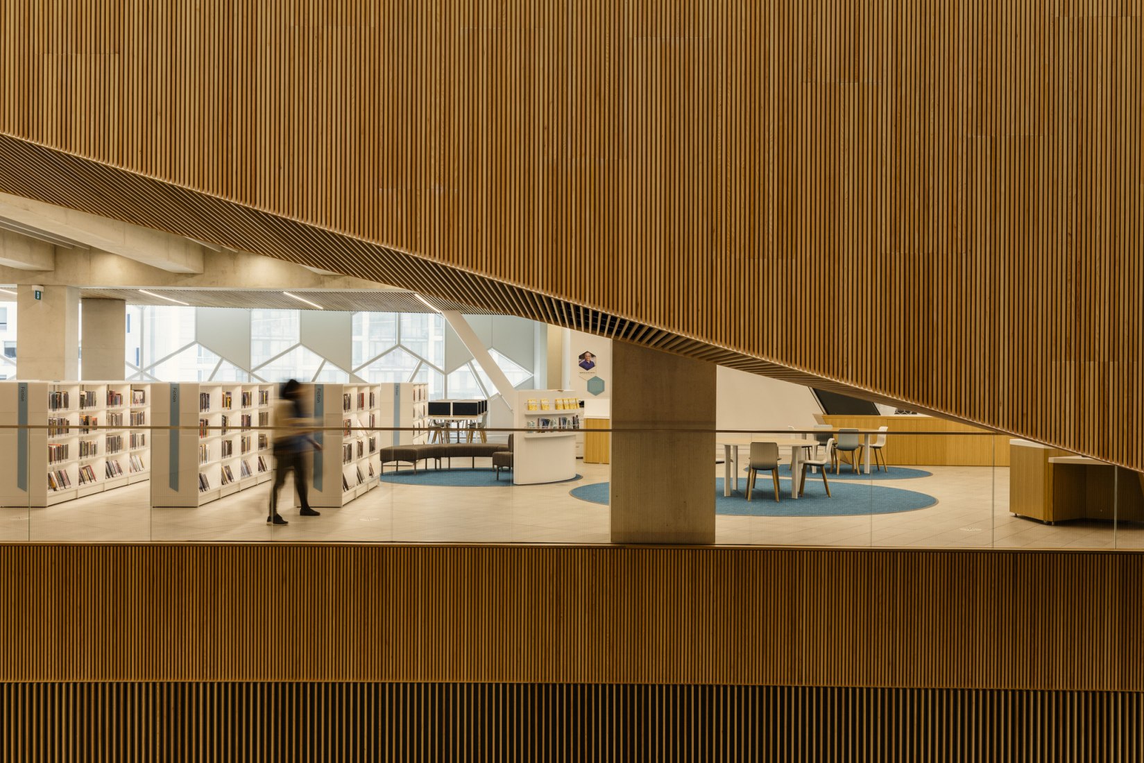 Nueva Biblioteca Central de Calgary de Snøhetta + DIALOG. Fotografía por Michael Grimm