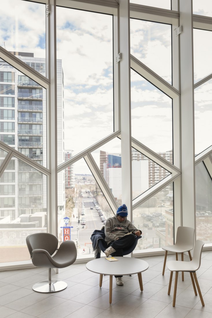 Nueva Biblioteca Central de Calgary de Snøhetta + DIALOG. Fotografía por Michael Grimm