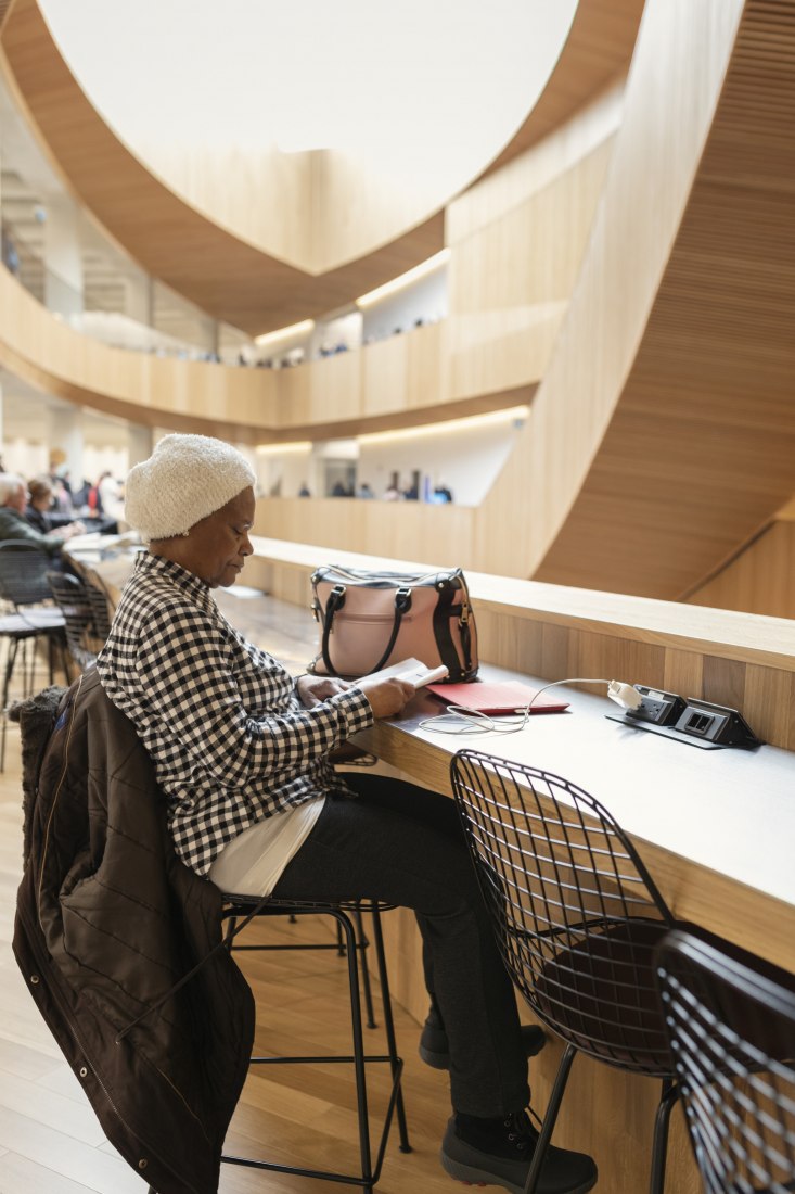 Nueva Biblioteca Central de Calgary de Snøhetta + DIALOG. Fotografía por Michael Grimm