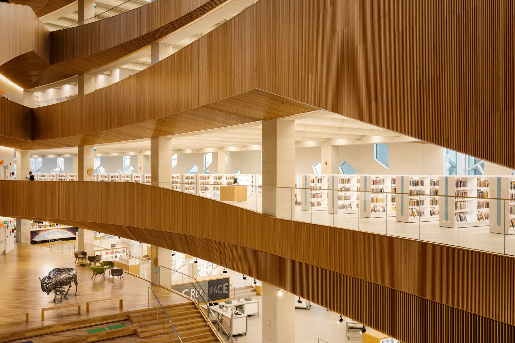 Nueva Biblioteca Central de Calgary de Snøhetta + DIALOG. Fotografía por Michael Grimm