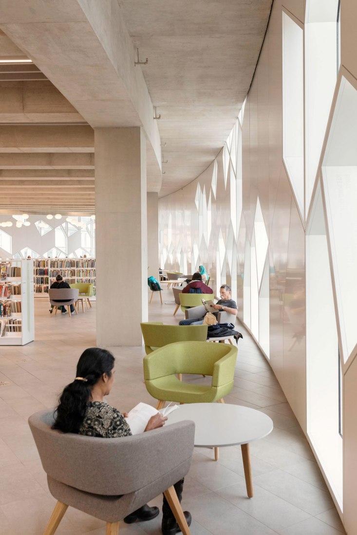 Nueva Biblioteca Central de Calgary de Snøhetta + DIALOG. Fotografía por Michael Grimm