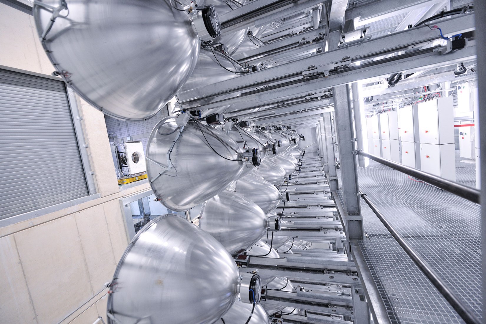 Para el mantenimiento, el radiador puede girar fácilmente hacia las zonas de mantenimiento. Imagen cortesía de DLR / M. Hauschild