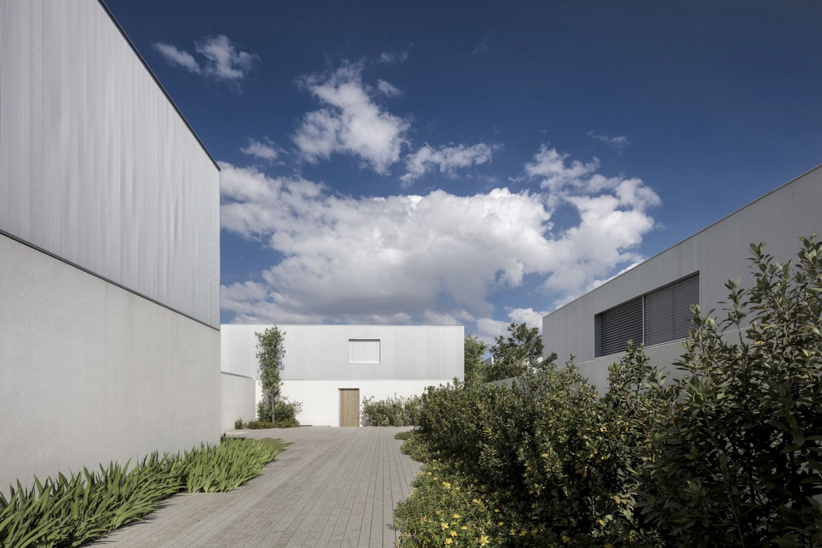Vista exterior. Caledonian Somosaguas por Studio MK27, Marcio Kogan + Suzana Glogowski. Fotografía © Fernando Guerra | FG+SG