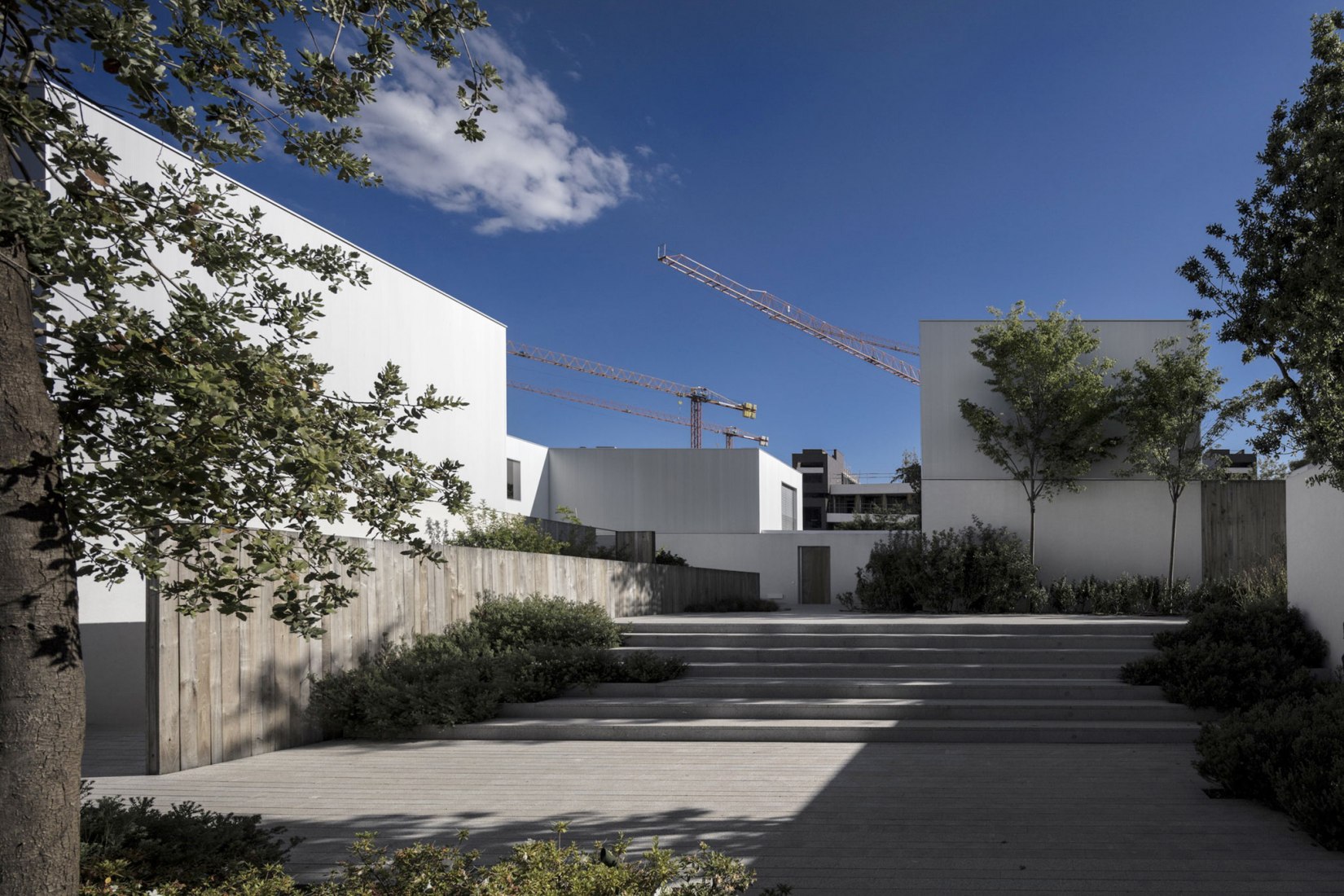 Vista exterior. Caledonian Somosaguas por Studio MK27, Marcio Kogan + Suzana Glogowski. Fotografía © Fernando Guerra | FG+SG