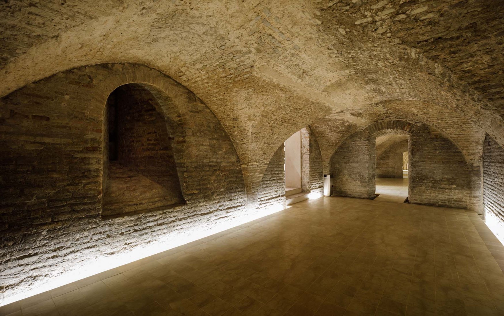 Intervención en los sótanos del Palacio Mudéjar del Real Alcázar de Sevilla por Reina & Asociados. Fotografía por Fernando Alda
