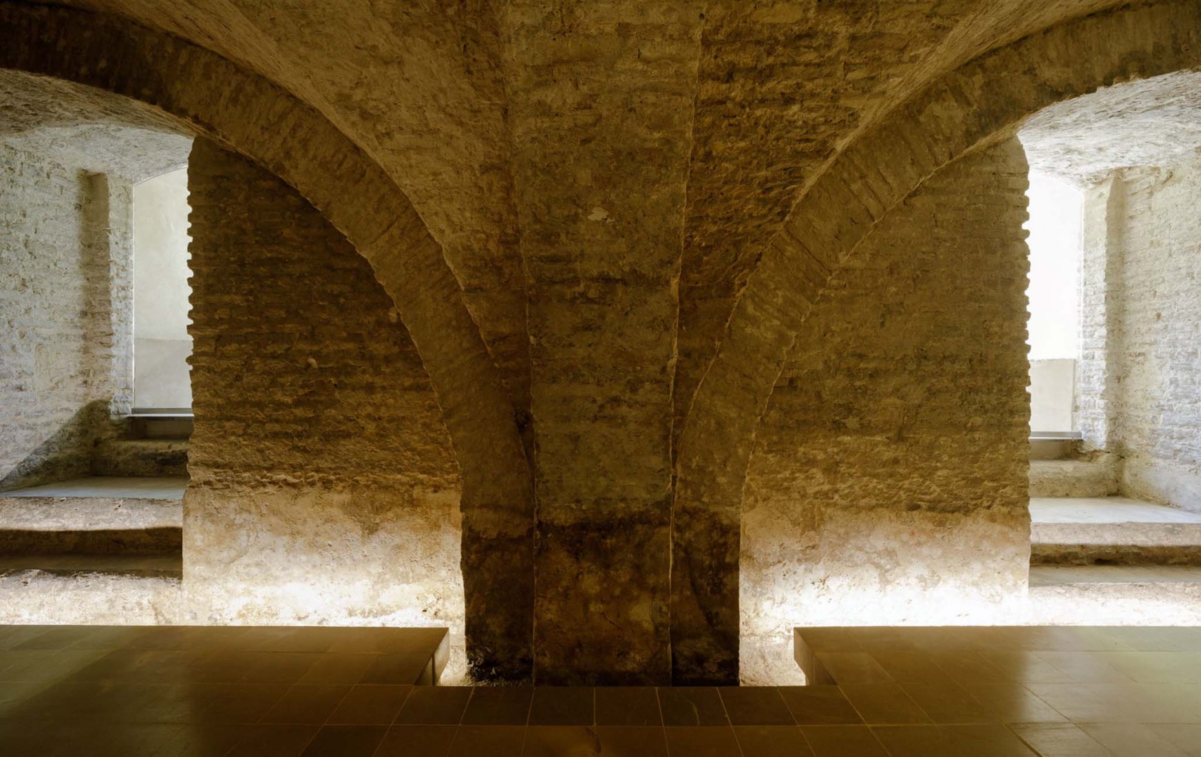 Intervención en los sótanos del Palacio Mudéjar del Real Alcázar de Sevilla por Reina & Asociados. Fotografía por Fernando Alda