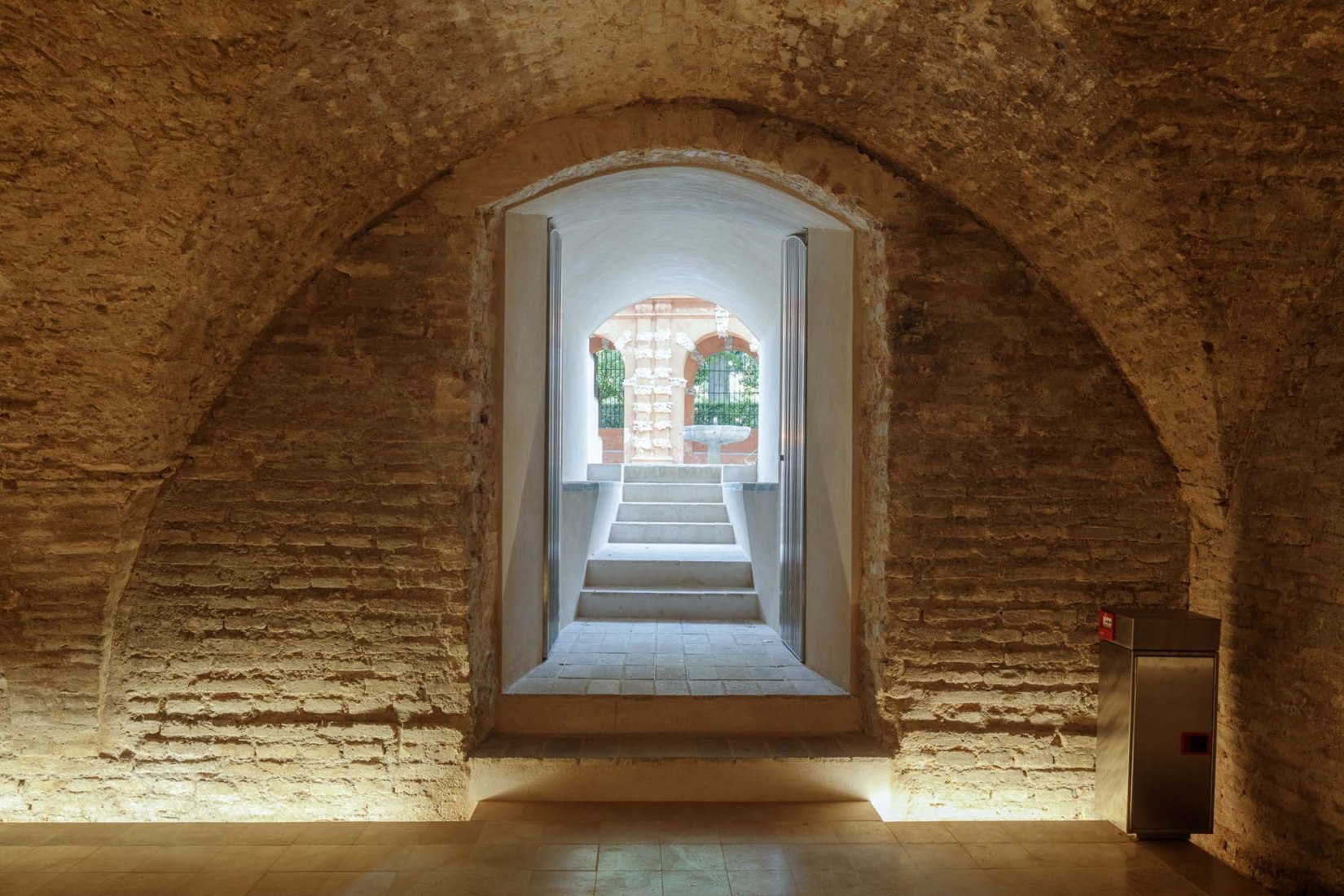 Intervención en los sótanos del Palacio Mudéjar del Real Alcázar de Sevilla por Reina & Asociados. Fotografía por Fernando Alda