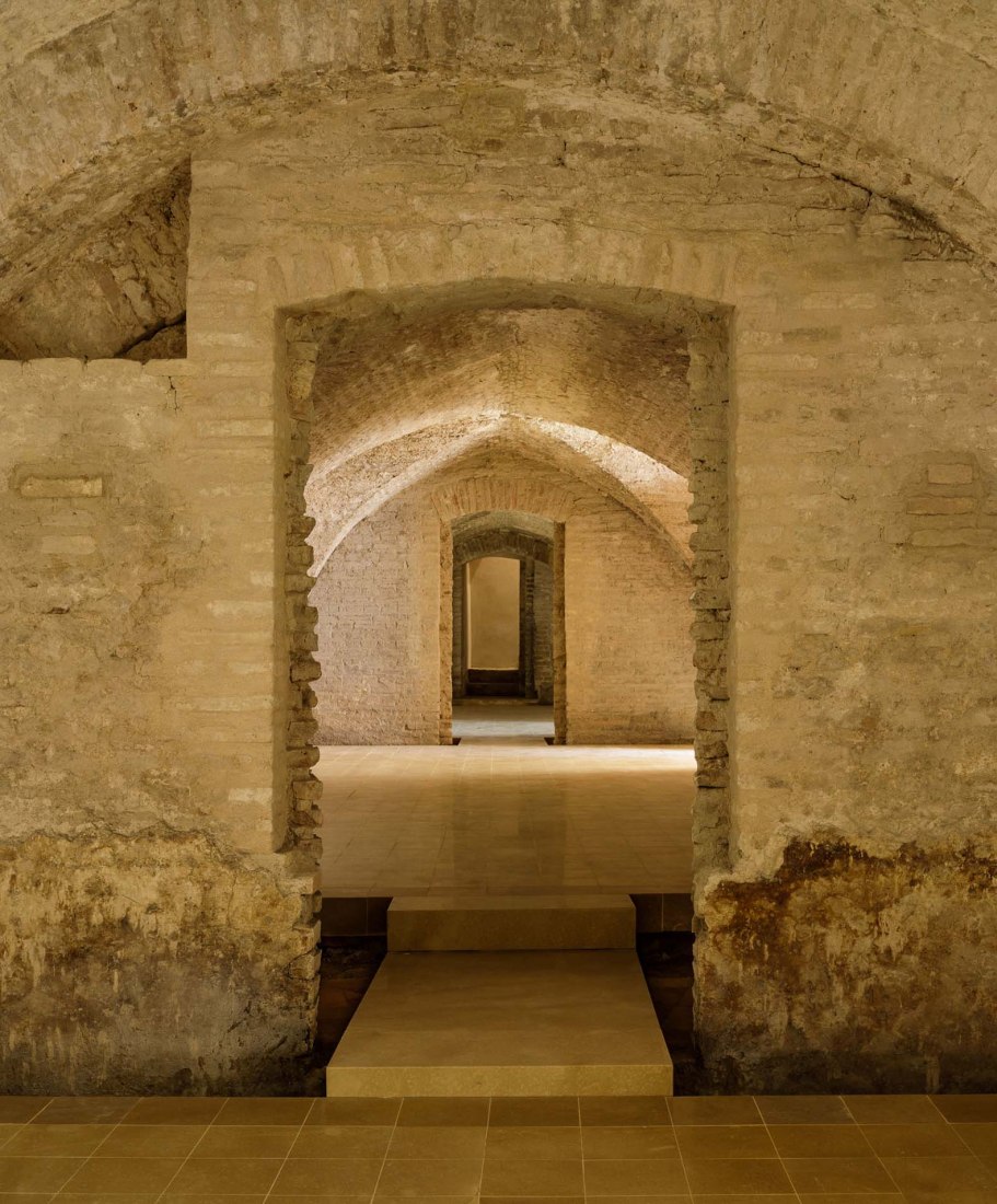 Intervención en los sótanos del Palacio Mudéjar del Real Alcázar de Sevilla por Reina & Asociados. Fotografía por Fernando Alda