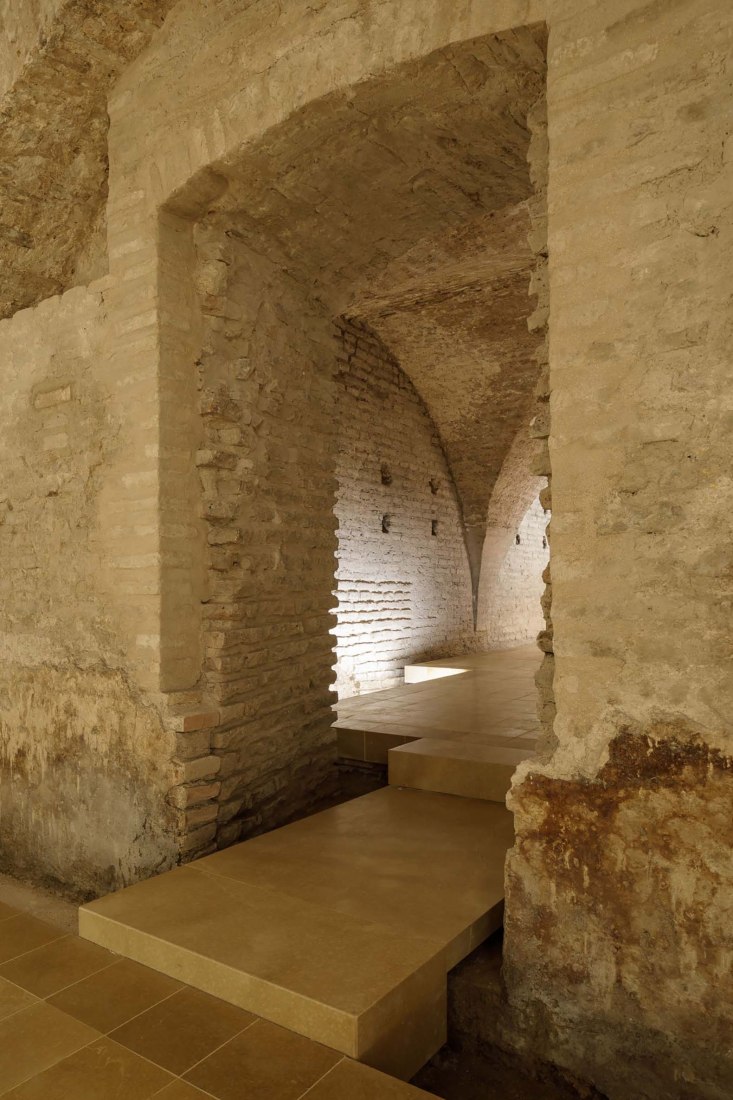 Intervención en los sótanos del Palacio Mudéjar del Real Alcázar de Sevilla por Reina & Asociados. Fotografía por Fernando Alda