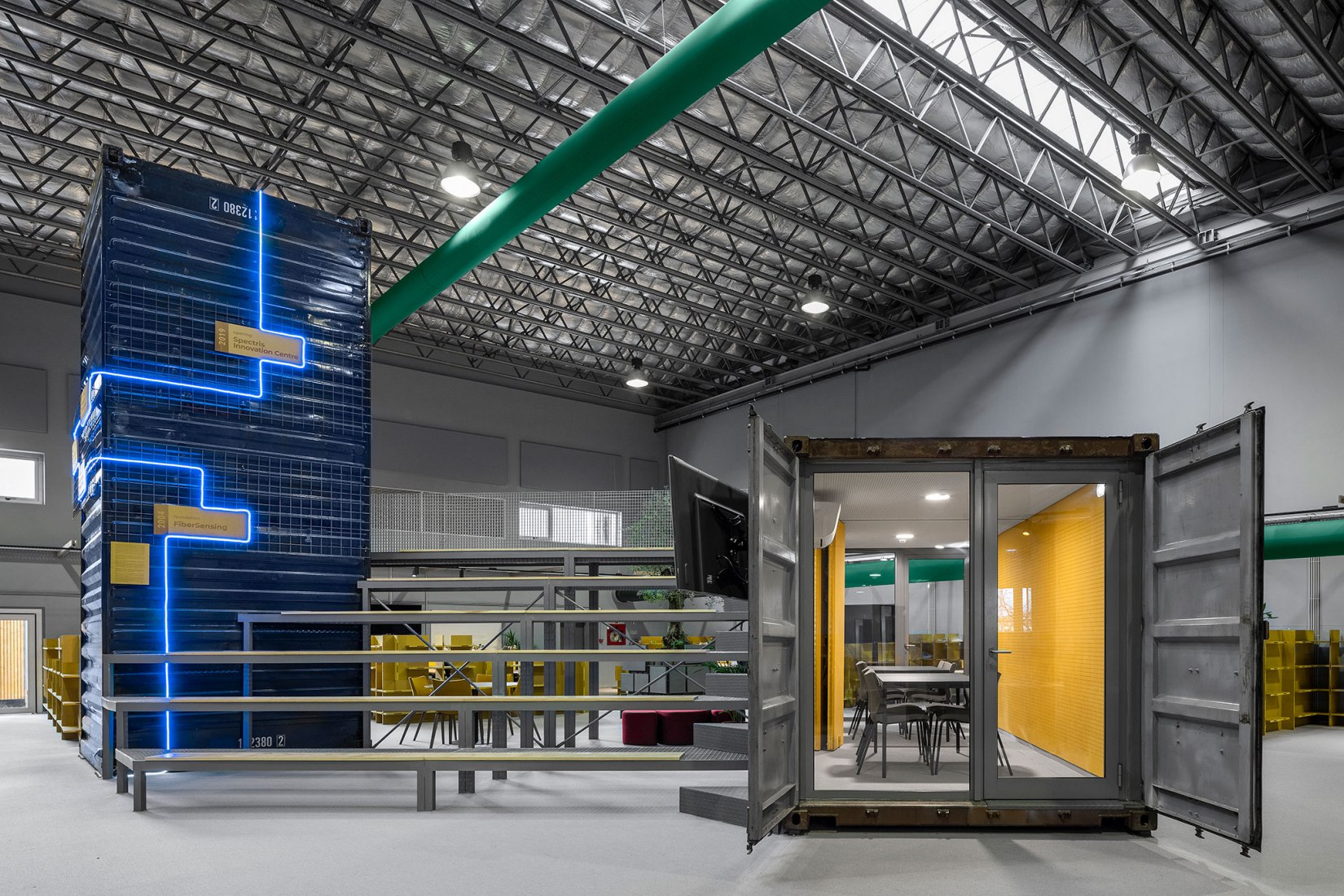 "Spectris Innovation Centre" por "Studium". Fotografía por Ivo Tavares Studio