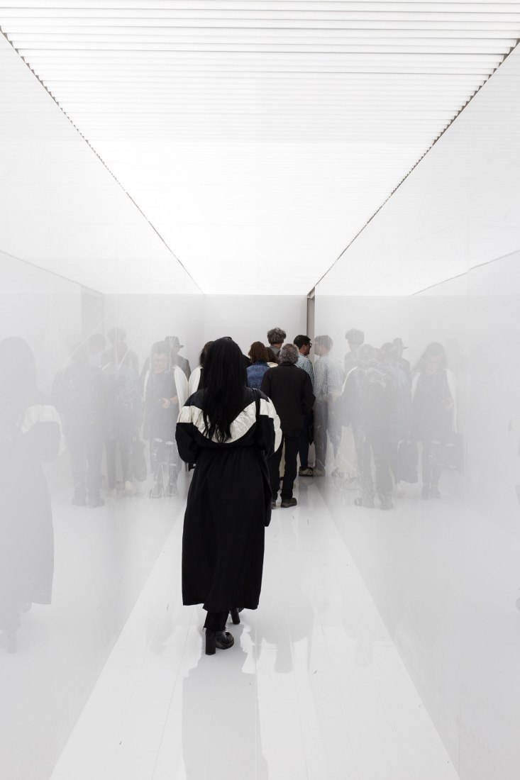 Spectra III, 2008, por Ryoji Ikeda. Tubos de iluminación LED, paneles de madera laminados en blanco. Fotografía por Francesco Galli. Cortesía de La Biennale di Venezia.